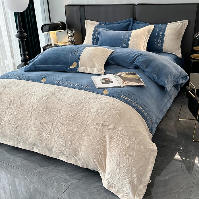 91家纺网 家纺一手货源 找家纺 莱凯家纺 2025新款牛奶绒雕花刺绣四件套-叶屿 叶屿-蓝