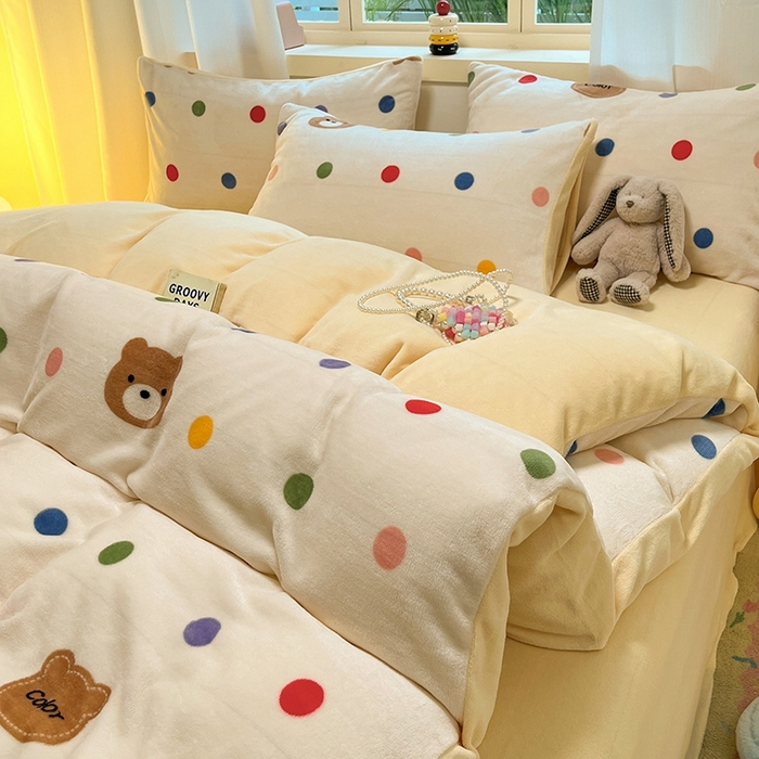 91家纺网 家纺一手货源 找家纺 摩妮卡 2025新款小清新牛奶绒印花四件套床单款床笠单被套场景2 波点熊