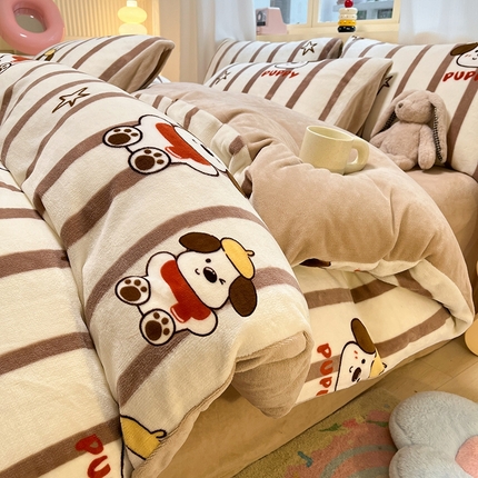 91家纺网 家纺一手货源 找家纺 摩妮卡 2025新款小清新牛奶绒印花四件套床单款床笠单被套场景2 星愿狗