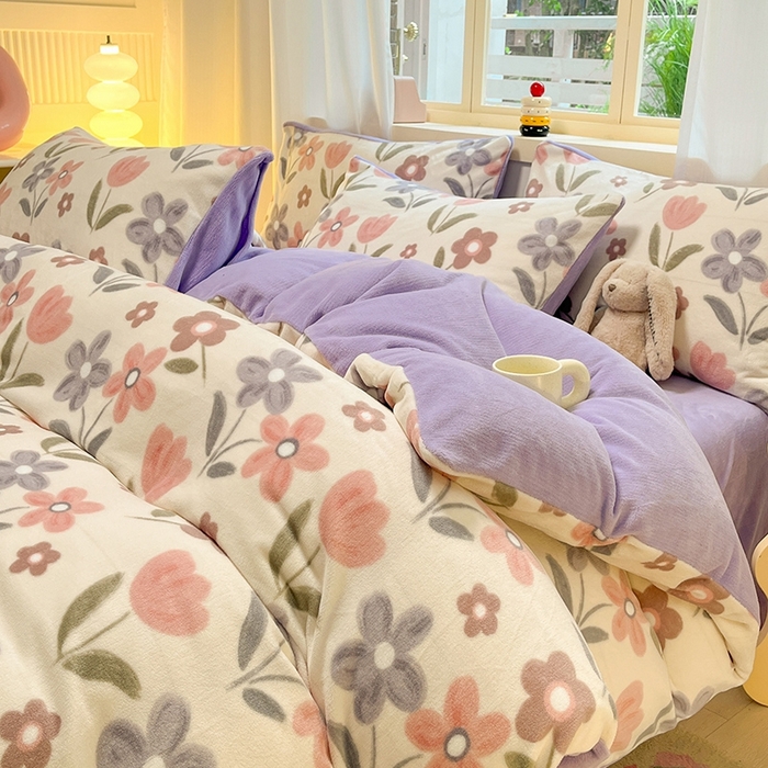 91家纺网 家纺一手货源 找家纺 摩妮卡 2025新款小清新牛奶绒印花四件套床单款床笠单被套场景2 花繁庭