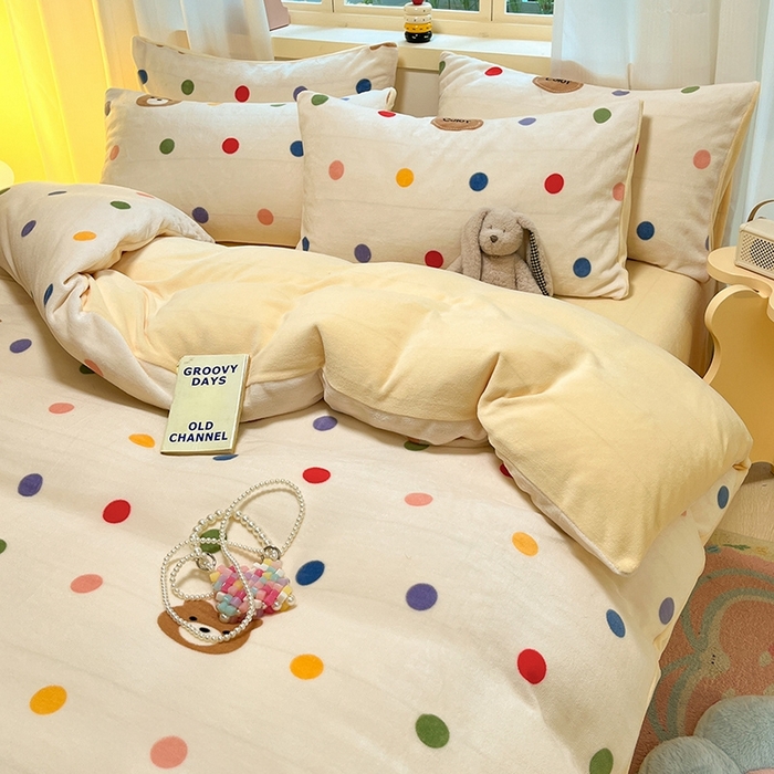 91家纺网 家纺一手货源 找家纺 摩妮卡 2025新款小清新牛奶绒印花四件套床单款床笠单被套场景2 波点熊