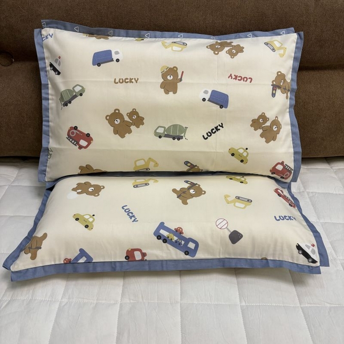 91家纺网 家纺一手货源 找家纺 良佐生活 2024新款A类133x72铂金全棉枕套枕头枕芯七彩童年系列 枕套+枕芯 熊熊旅行记