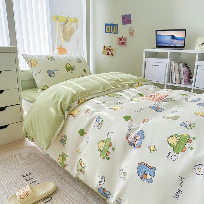 91家纺网 家纺一手货源 找家纺 2024新款水洗棉小清新印花学生三件套（床笠床套款） 恐龙乐园