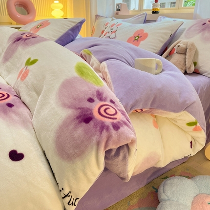 91家纺网 家纺一手货源 找家纺 （总）摩妮卡 2025新款小清新牛奶绒印花四件套床单款床笠单被套场景2