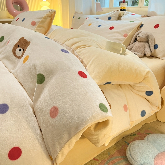 91家纺网 家纺一手货源 找家纺 摩妮卡 2025新款小清新牛奶绒印花四件套床单款床笠单被套场景2 波点熊