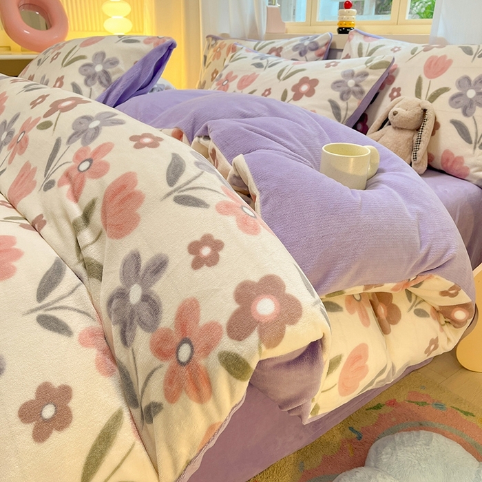 91家纺网 家纺一手货源 找家纺 摩妮卡 2025新款小清新牛奶绒印花四件套床单款床笠单被套场景2 花繁庭