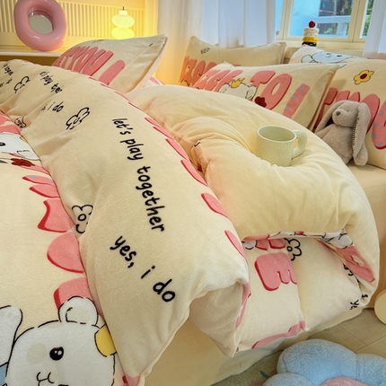 91家纺网 家纺一手货源 找家纺 （总）摩妮卡 2025新款小清新牛奶绒印花四件套床单款床笠单被套场景2