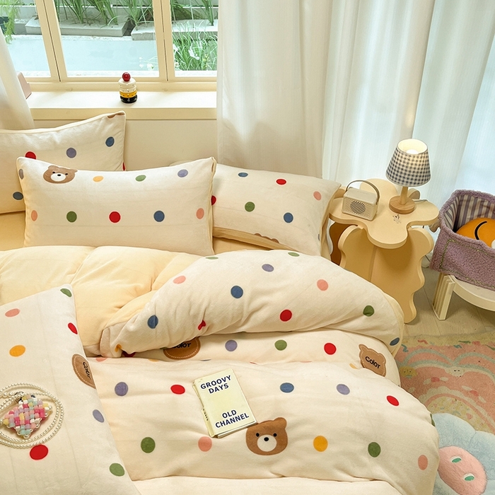 91家纺网 家纺一手货源 找家纺 摩妮卡 2025新款小清新牛奶绒印花四件套床单款床笠单被套场景2 波点熊