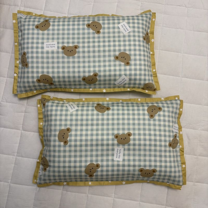 91家纺网 家纺一手货源 找家纺 良佐生活 2024新款A类133x72铂金全棉枕套枕头枕芯七彩童年系列 枕套+枕芯 小熊贝拉