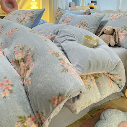 91家纺网 家纺一手货源 找家纺 （总）摩妮卡 2025新款小清新牛奶绒印花四件套床单款床笠单被套场景2