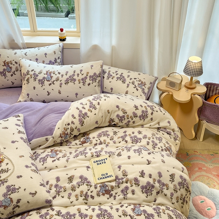 91家纺网 家纺一手货源 找家纺 摩妮卡 2026新款小清新牛奶绒印花四件套床单款床笠单被套场景2 爱丽丝