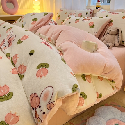 91家纺网 家纺一手货源 找家纺 （总）摩妮卡 2025新款小清新牛奶绒印花四件套床单款床笠单被套场景2