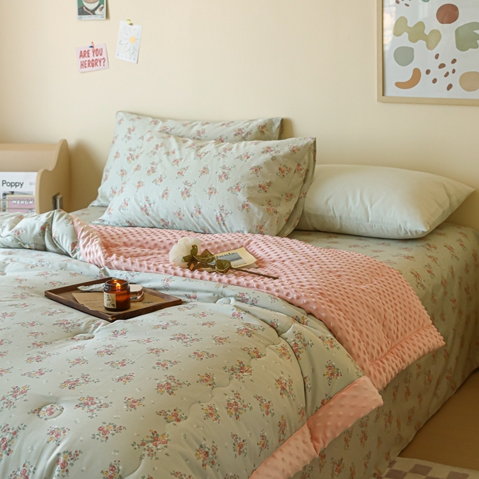 91家纺网 家纺一手货源 找家纺 星期八 2024新款复古碎花全棉豆豆被 风铃草