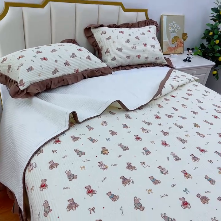 91家纺网 家纺一手货源 找家纺 暖居 2024新款A类双层纱全棉床盖三件套防滑不跑床绗缝加厚纯棉床单 熊仔派对
