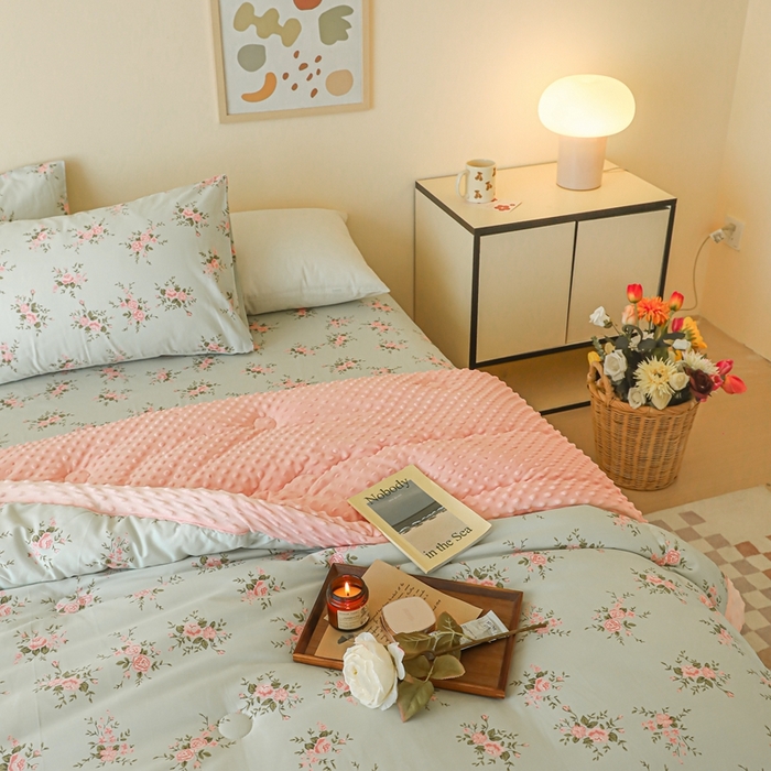 91家纺网 家纺一手货源 找家纺 星期八 2024新款复古碎花全棉豆豆被 风信子