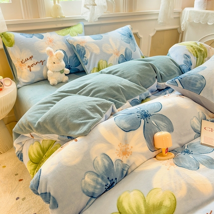 91家纺网 家纺一手货源 找家纺 摩妮卡 2025新款小清新牛奶绒印花四件套床单款床笠单被套-场景1 花枕繁星