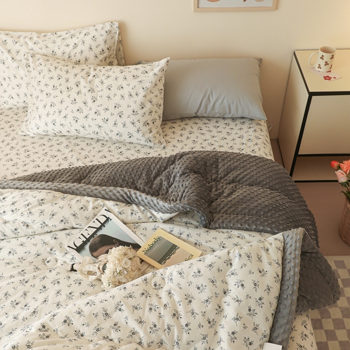 91家纺网 家纺一手货源 找家纺 星期八 2024新款复古碎花全棉豆豆被 雀梅