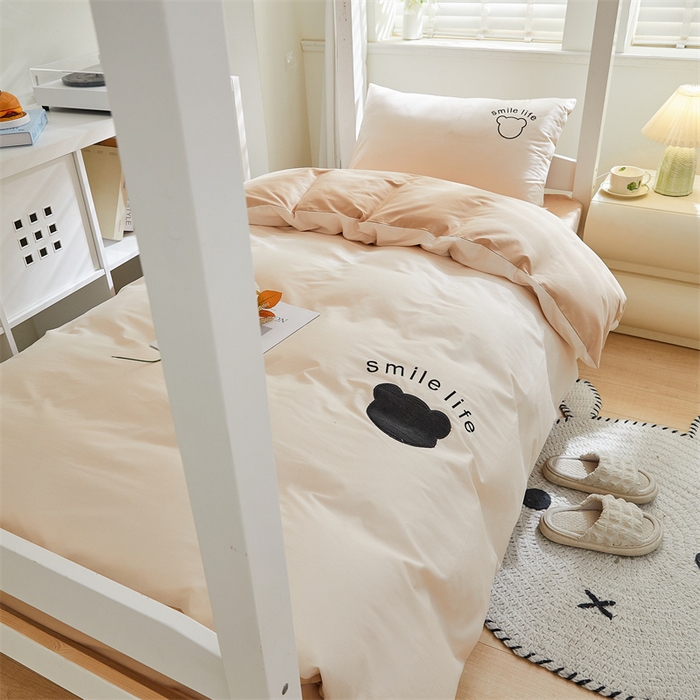 91家纺网 家纺一手货源 找家纺 慕色家纺 2024新款全棉学生宿舍三件套家用刺绣四件套 布朗熊-奶昔白+奶茶