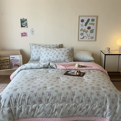 91家纺网 家纺一手货源 找家纺 星期八 2024新款复古碎花全棉豆豆被 风信子