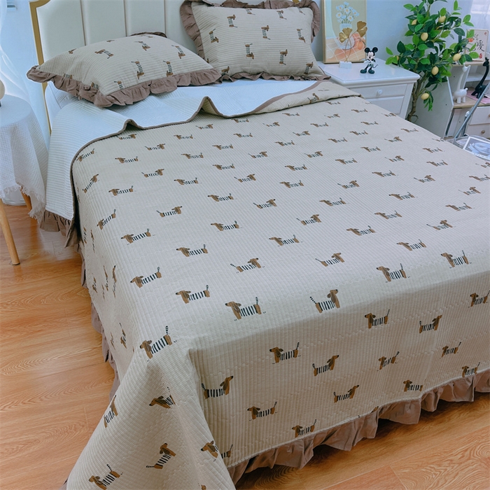 91家纺网 家纺一手货源 找家纺 暖居 2024新款A类双层纱全棉床盖三件套防滑不跑床绗缝加厚纯棉床单 腊肠狗