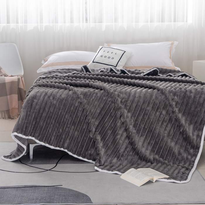 91家纺网 家纺一手货源 找家纺 来菲毛毯 2025新款北欧四季款大抽条盖毯纯色简约办公室午睡毛毯 浅灰