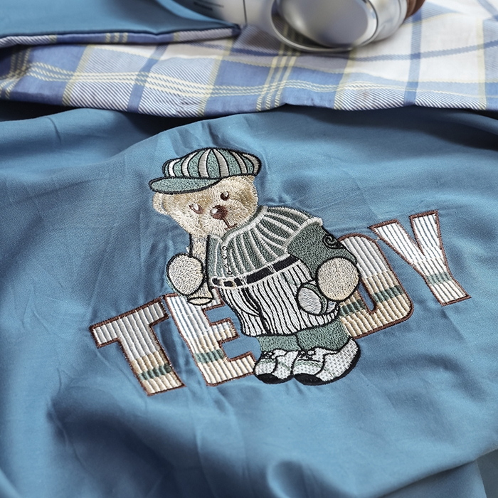 91家纺网 家纺一手货源 找家纺 2025新款全棉刺绣亲肤学生款套件-小熊 小熊-宾利蓝