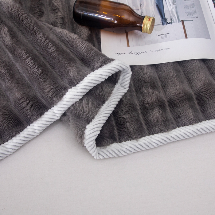 91家纺网 家纺一手货源 找家纺 来菲毛毯 2025新款北欧四季款大抽条盖毯纯色简约办公室午睡毛毯 浅灰