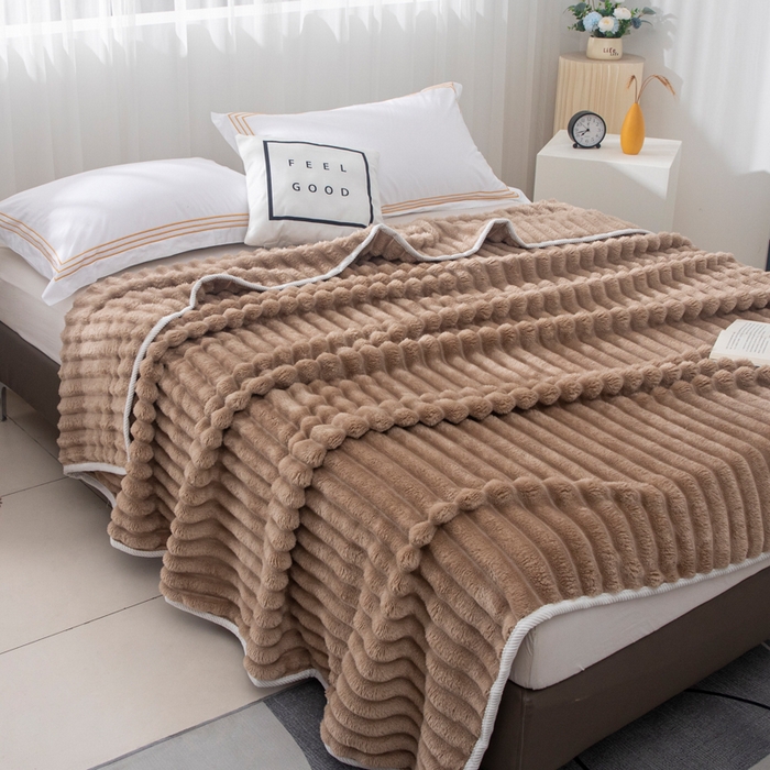 91家纺网 家纺一手货源 找家纺 来菲毛毯 2025新款北欧四季款大抽条盖毯纯色简约办公室午睡毛毯 浅咖