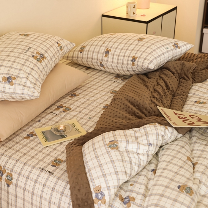 91家纺网 家纺一手货源 找家纺 星期八 2024新款复古碎花全棉豆豆被 格子熊