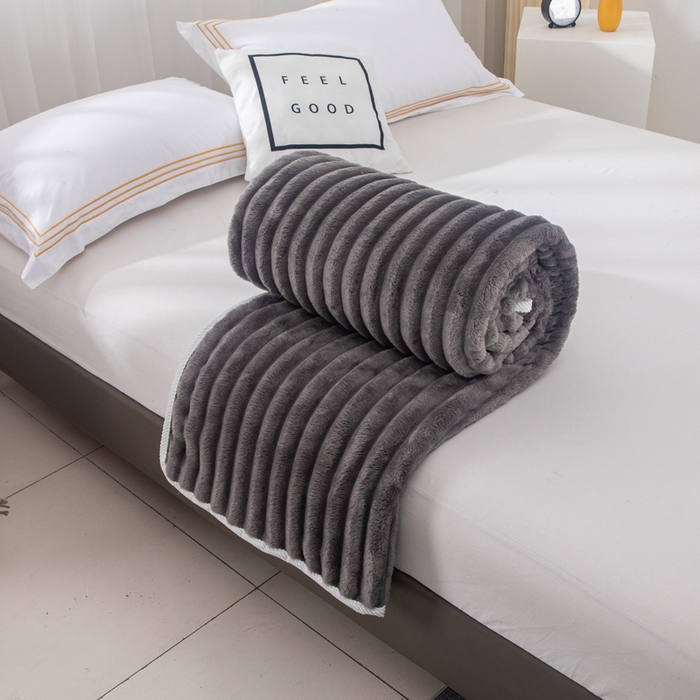 91家纺网 家纺一手货源 找家纺 来菲毛毯 2025新款北欧四季款大抽条盖毯纯色简约办公室午睡毛毯 浅灰