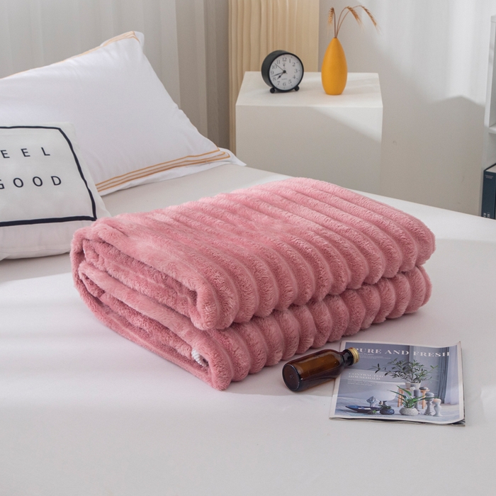 91家纺网 家纺一手货源 找家纺 来菲毛毯 2025新款北欧四季款大抽条盖毯纯色简约办公室午睡毛毯 西瓜红