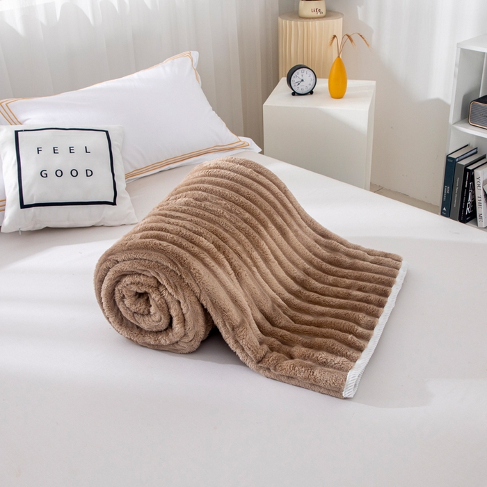 91家纺网 家纺一手货源 找家纺 来菲毛毯 2025新款北欧四季款大抽条盖毯纯色简约办公室午睡毛毯 浅咖