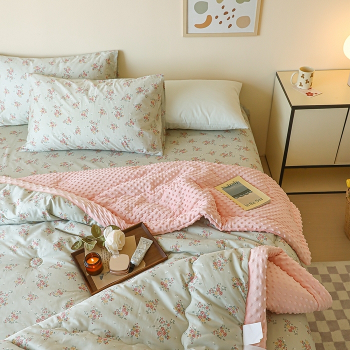 91家纺网 家纺一手货源 找家纺 星期八 2024新款复古碎花全棉豆豆被 风铃草