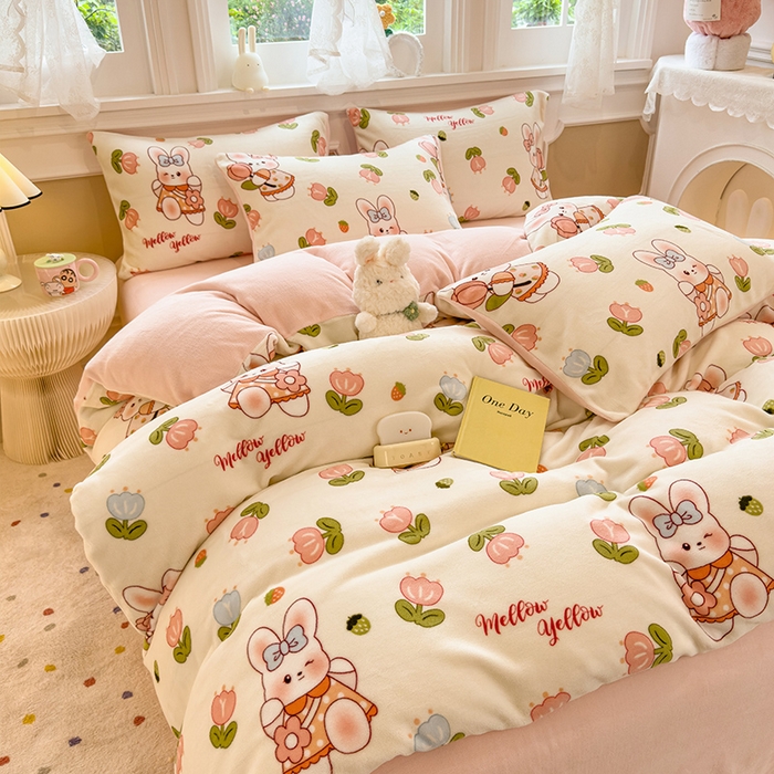 91家纺网 家纺一手货源 找家纺 摩妮卡 2025新款小清新牛奶绒印花四件套床单款床笠单被套-场景1 早安兔