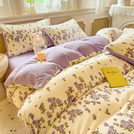 91家纺网 家纺一手货源 找家纺 （总）摩妮卡 2025新款小清新牛奶绒印花四件套床单款床笠单被套-场景1