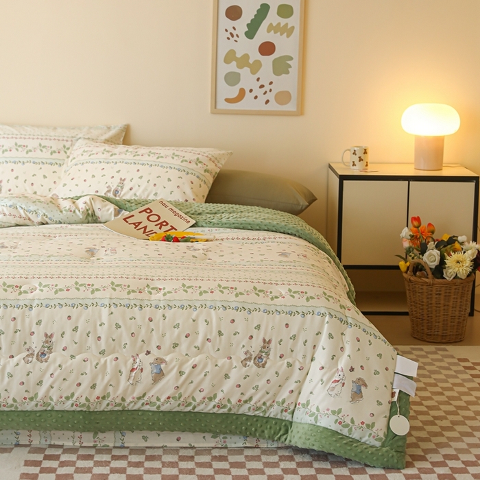 91家纺网 家纺一手货源 找家纺 星期八 2024新款复古碎花全棉豆豆被 绿茵小兔