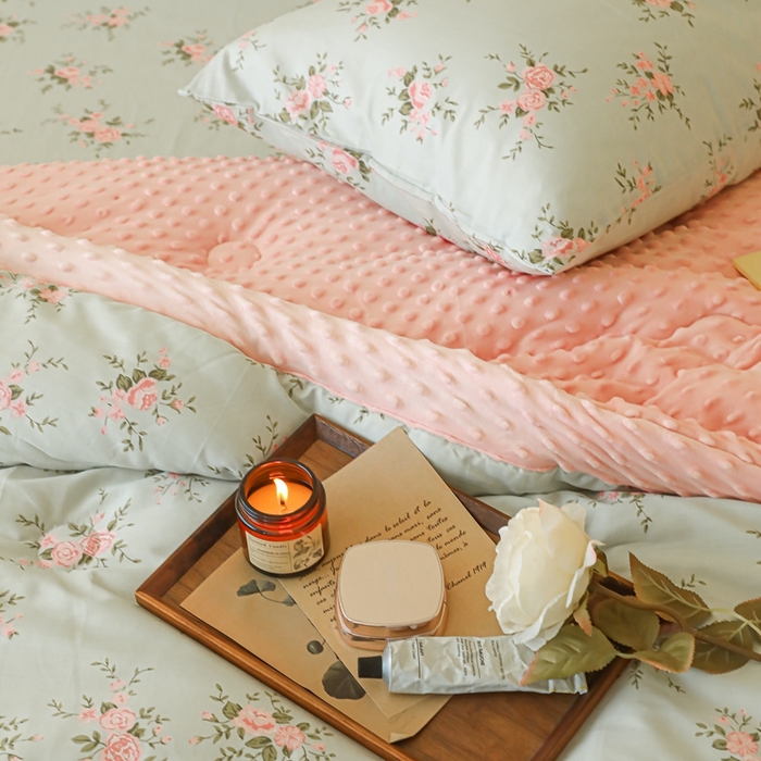 91家纺网 家纺一手货源 找家纺 星期八 2024新款复古碎花全棉豆豆被 风信子