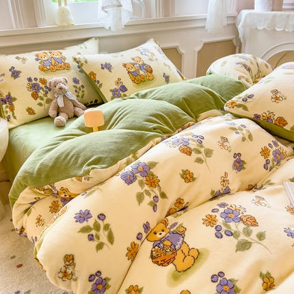 91家纺网 家纺一手货源 找家纺 （总）摩妮卡 2025新款小清新牛奶绒印花四件套床单款床笠单被套-场景1