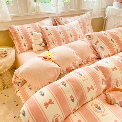 91家纺网 家纺一手货源 找家纺 （总）摩妮卡 2025新款小清新牛奶绒印花四件套床单款床笠单被套-场景1