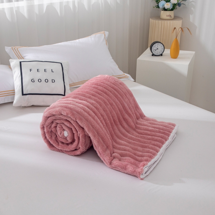 91家纺网 家纺一手货源 找家纺 来菲毛毯 2025新款北欧四季款大抽条盖毯纯色简约办公室午睡毛毯 西瓜红