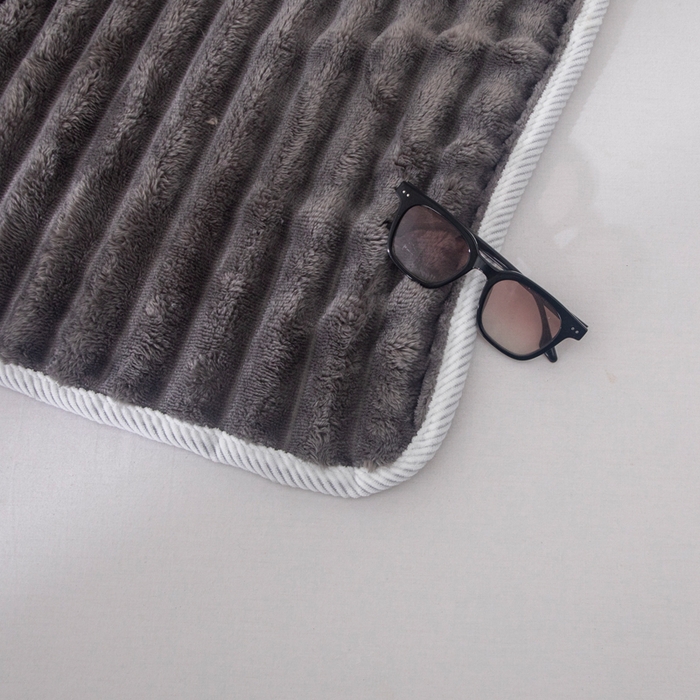 91家纺网 家纺一手货源 找家纺 来菲毛毯 2025新款北欧四季款大抽条盖毯纯色简约办公室午睡毛毯 浅灰