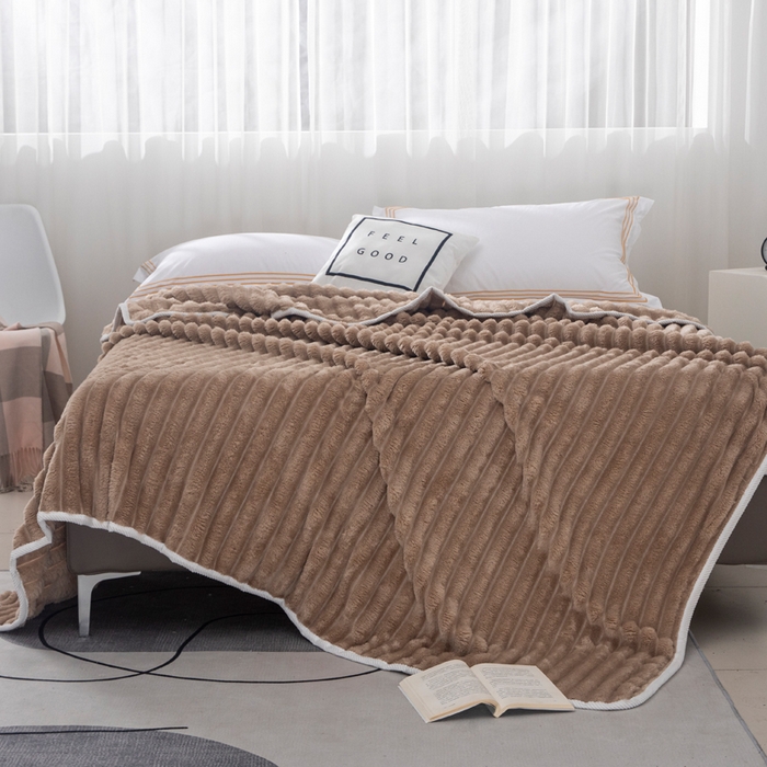 91家纺网 家纺一手货源 找家纺 来菲毛毯 2025新款北欧四季款大抽条盖毯纯色简约办公室午睡毛毯 浅咖