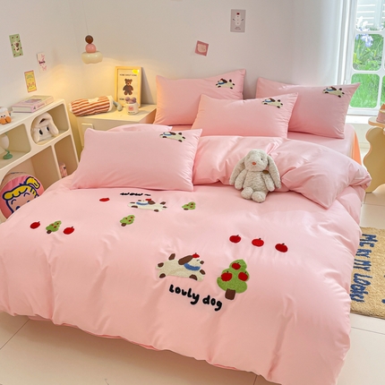 91家纺网 家纺一手货源 找家纺 丽美人家纺 2024新款水洗棉毛巾绣卡通四件套 快乐狗-粉