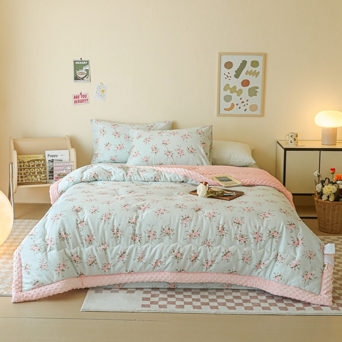 91家纺网 家纺一手货源 找家纺 星期八 2024新款复古碎花全棉豆豆被 风信子