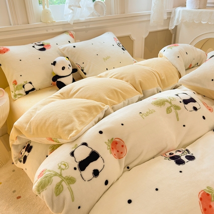91家纺网 家纺一手货源 找家纺 摩妮卡 2025新款小清新牛奶绒印花四件套床单款床笠单被套-场景1 草莓熊猫