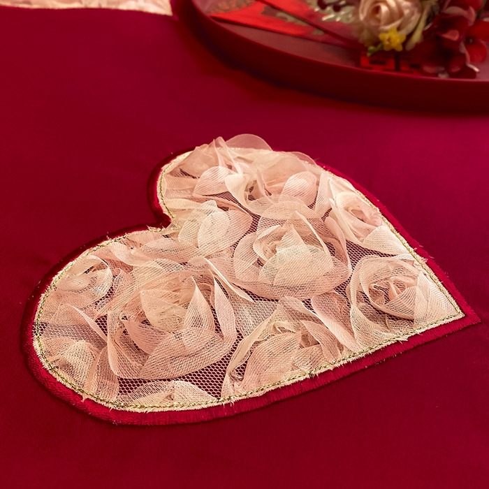 91家纺网 家纺一手货源 找家纺 玉雅家纺 2025新款60支长绒棉时尚拼色浮雕刺绣婚庆四件套 恩爱-红