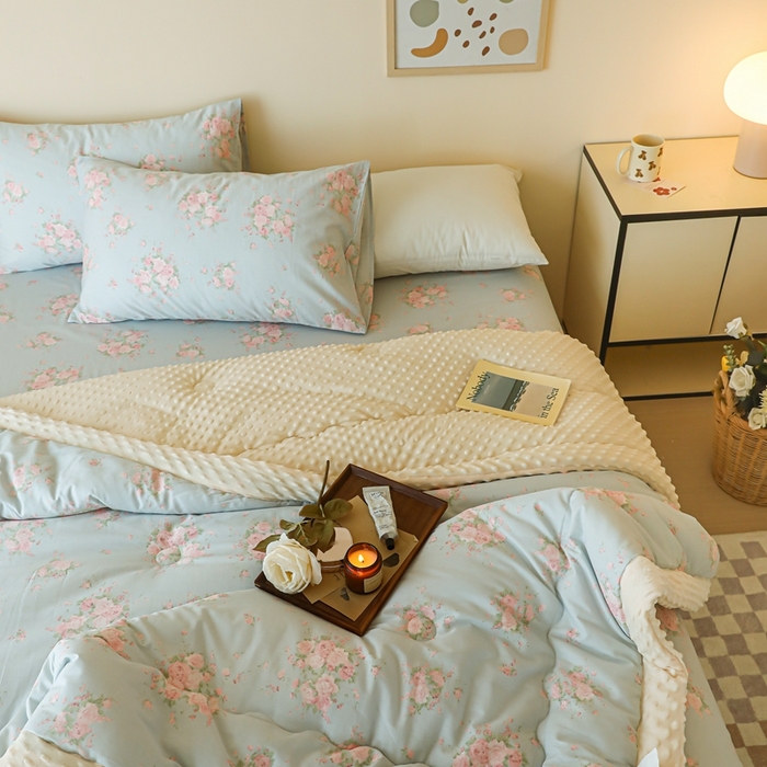 91家纺网 家纺一手货源 找家纺 星期八 2024新款复古碎花全棉豆豆被 风铃