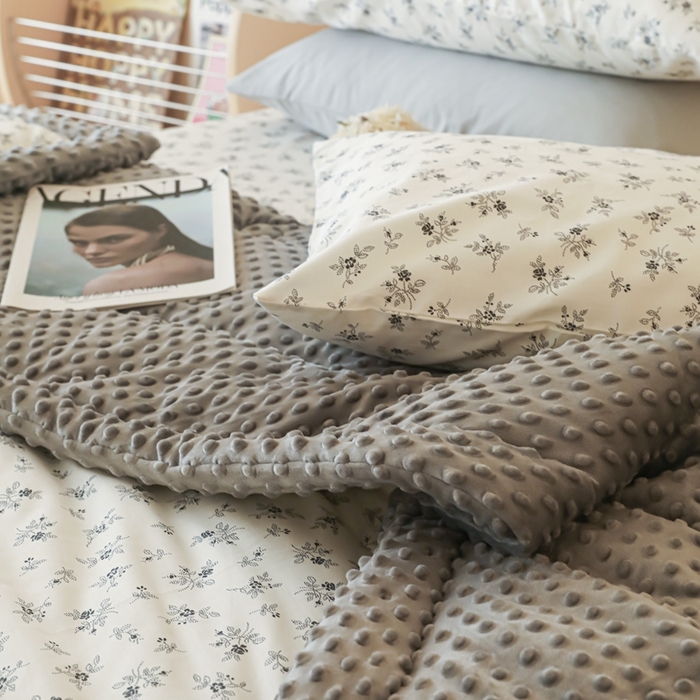 91家纺网 家纺一手货源 找家纺 星期八 2024新款复古碎花全棉豆豆被 雀梅