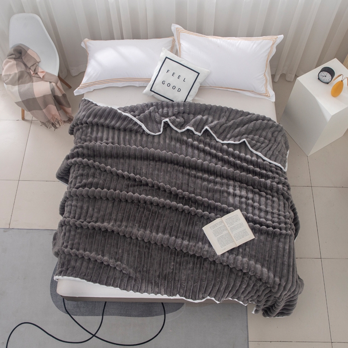 91家纺网 家纺一手货源 找家纺 来菲毛毯 2025新款北欧四季款大抽条盖毯纯色简约办公室午睡毛毯 深灰