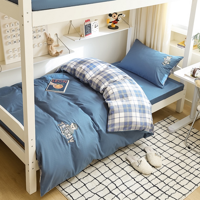 91家纺网 家纺一手货源 找家纺 2025新款全棉刺绣亲肤学生款套件-小熊 小熊-宾利蓝